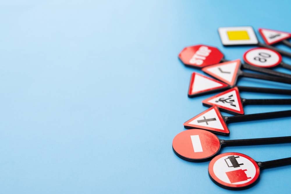 KRESZ tábla: vigyázat, bukkanó!